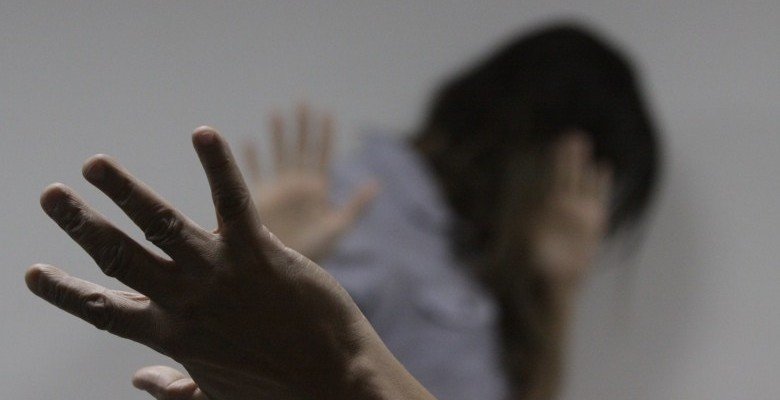 Congresso derruba veto e obriga rede de saúde a informar à polícia casos de violência contra mulher