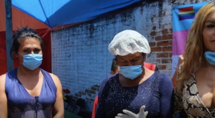 Comunidade de mulheres trans cria cantina comunitária para alimentar pessoas necessitadas durante pandemia