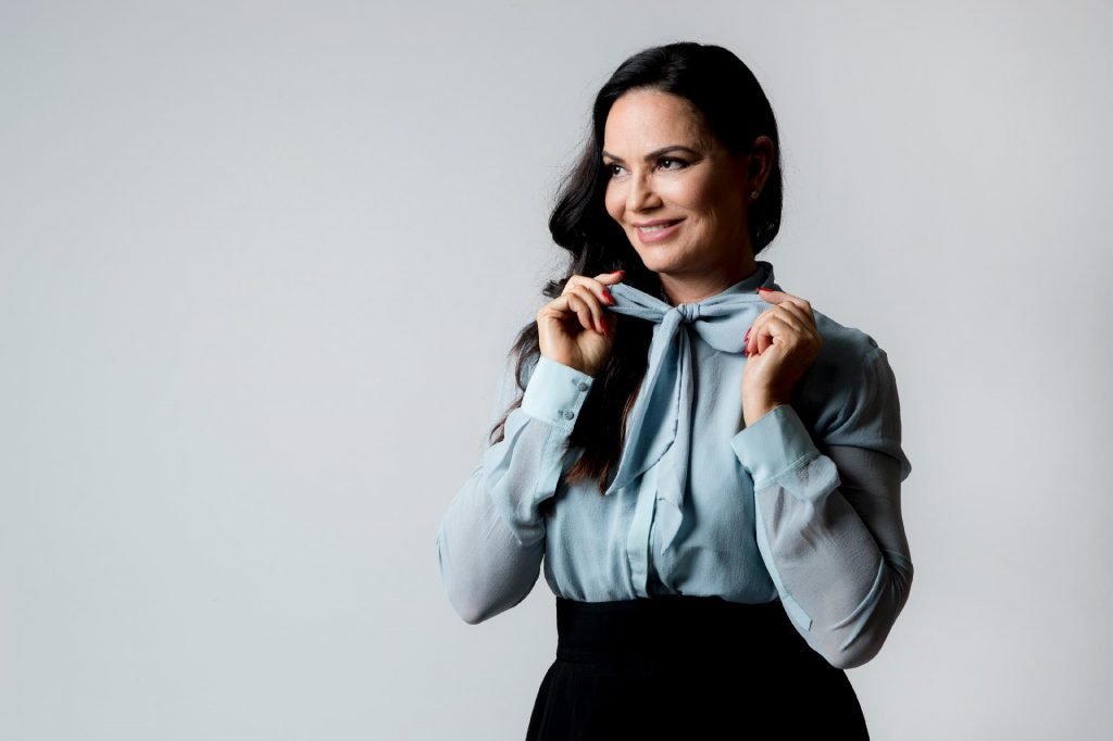 FAÇA COMO A LUIZA: Ex-modelo e empresária, que denunciou agressão do companheiro, debate violência doméstica com especialistas