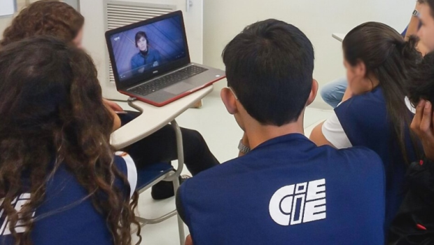 BQM e CIEE promovem lives para falar sobre violência contra mulheres com milhares de jovens